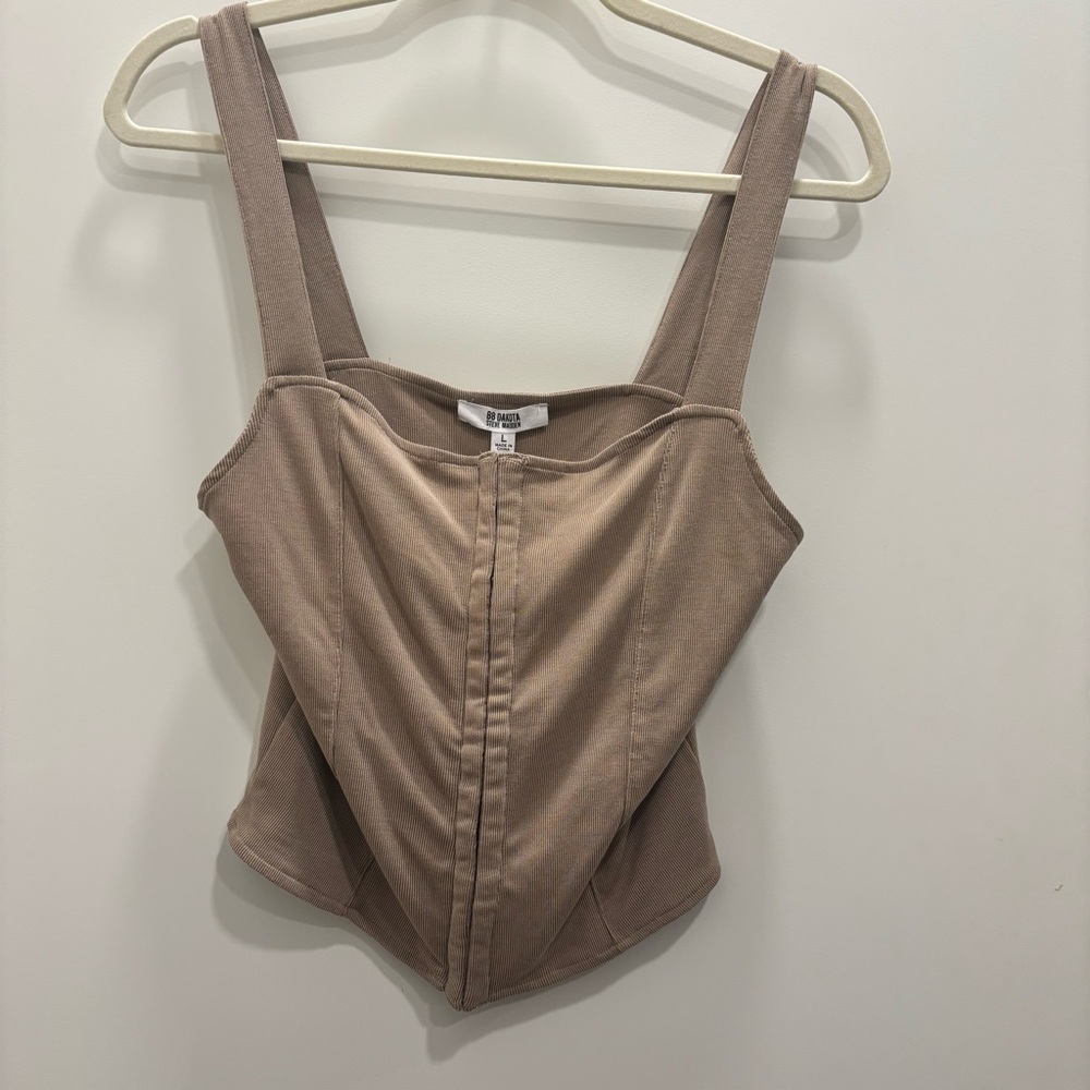 BB Dakota Beige Front Clasp Dressy Tank ✨